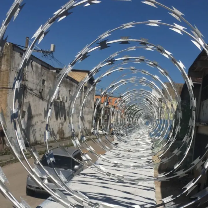 Concertina dupla clipada instalada em estrutura perimetral