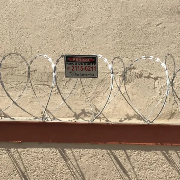 Concertina instalada sobre muro residencial