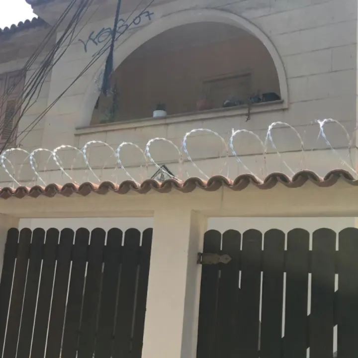 Concertina instalada sobre cobertura residencial