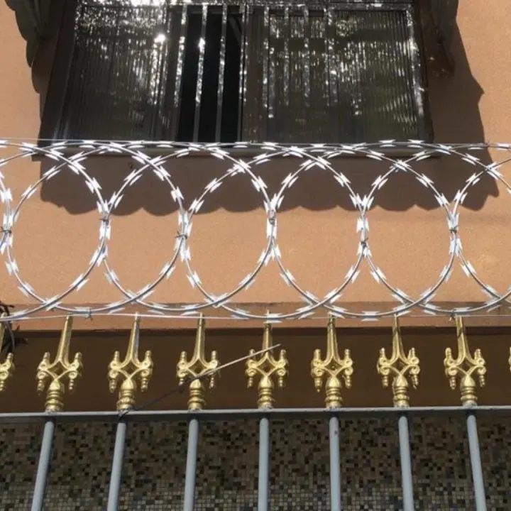Concertina sobre gradil decorativo