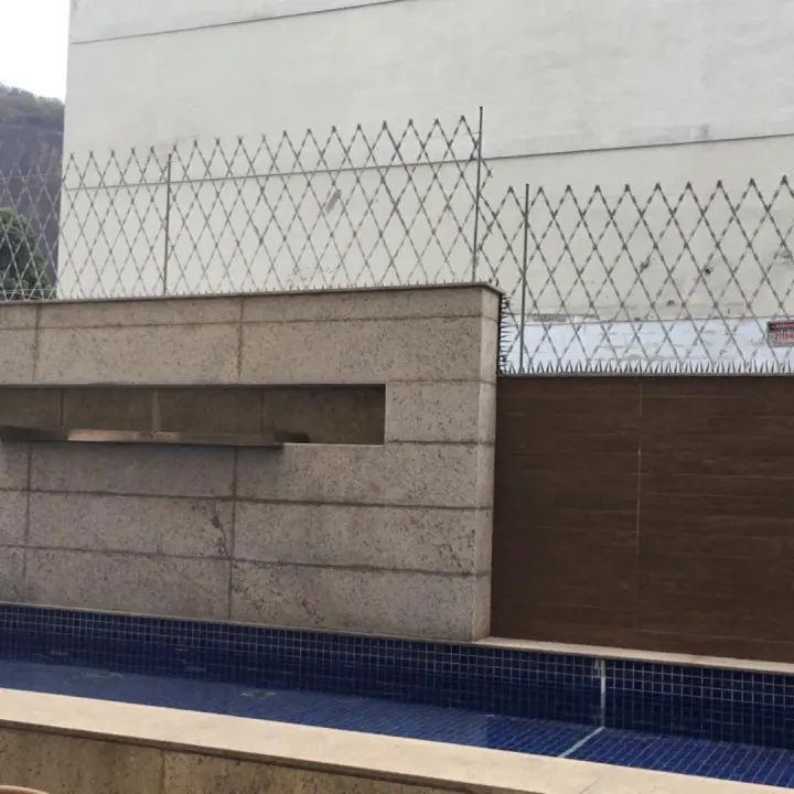 Rede laminada protegendo entrada de imóvel