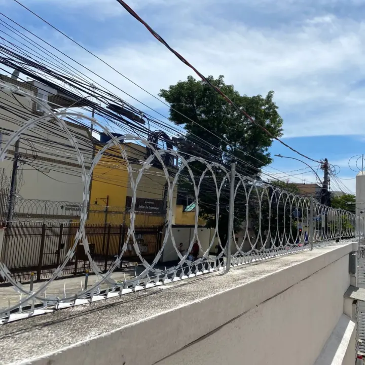 Concertina instalada em grade de imóvel comercial