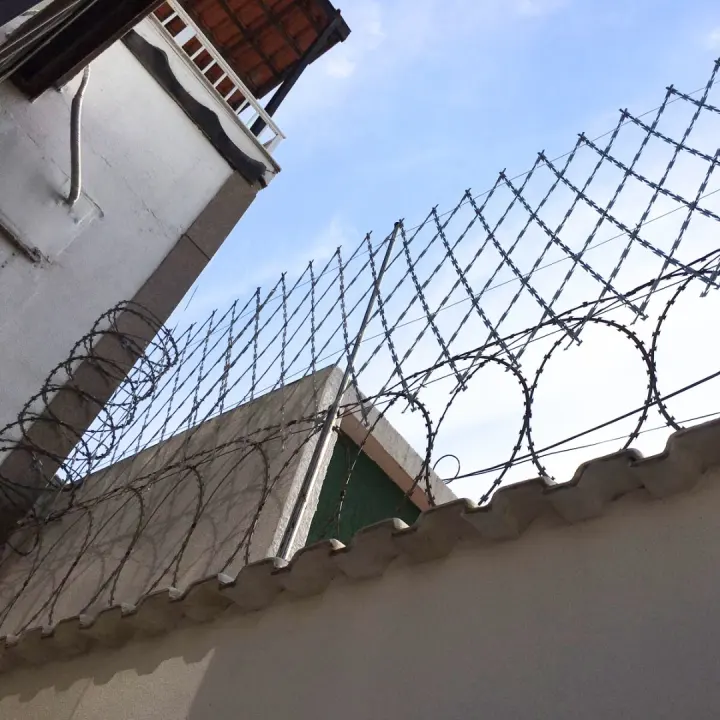 Proteção perimetral combinada sobre muro