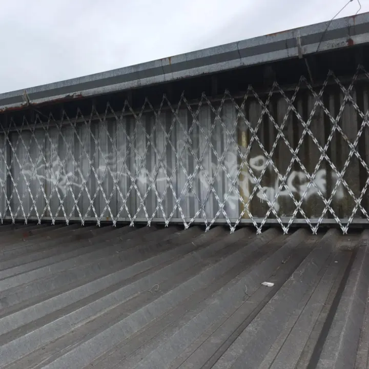 Rede laminada instalada em portão