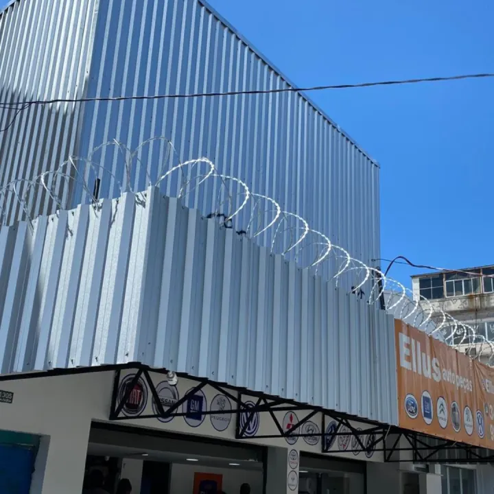Concertina instalada em área comercial